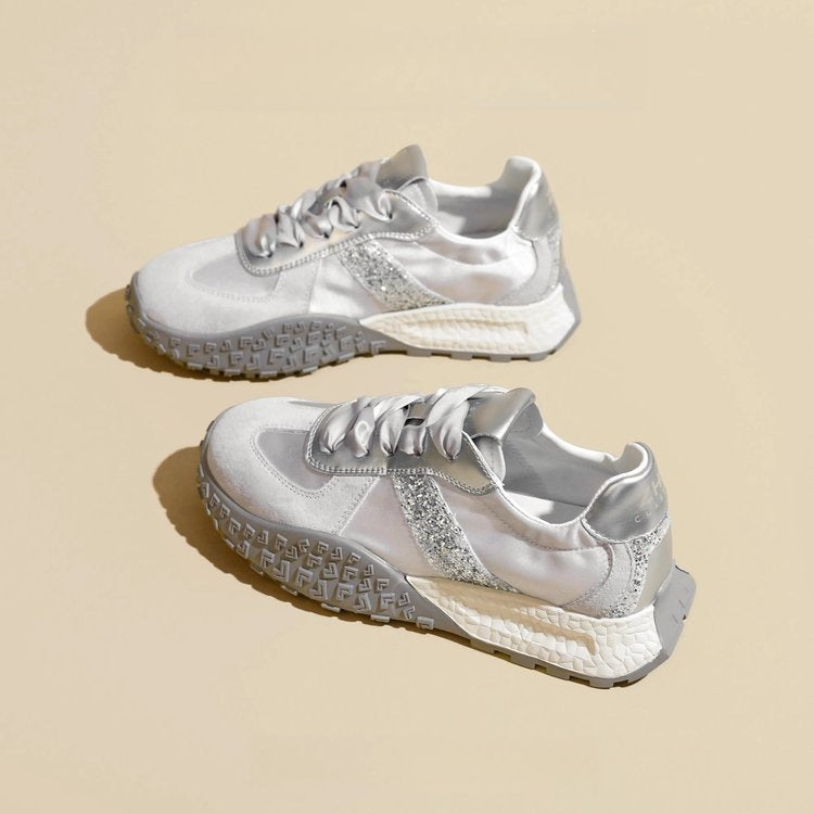 Damen Sportliche Sneakers mit glitzernden Akzenten und futuristischem Design EB