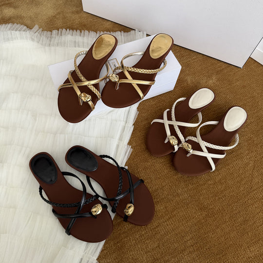Damen Elegante Zehentrenner-Sandalen mit geflochtenem Riemendesign und dekorativem Metall-Detail EB
