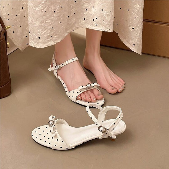 Damen offene Riemensandalen mit Polka-Dot-Muster und dekorativem Schmuckdetail EB