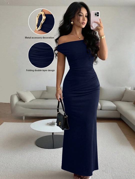 Damen Wickelmaxikleid mit schmalem Schnitt und auffälligen Details EB