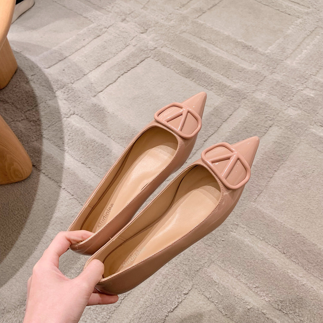 Damen spitze Ballerinas aus glänzendem Lackleder mit elegantem Riemchen EB