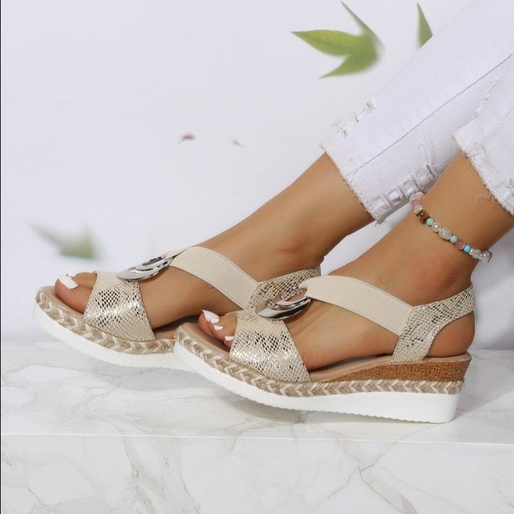 Damen Wedge-Sandalen mit dekorativem Riemen und modischem Anhänger EB
