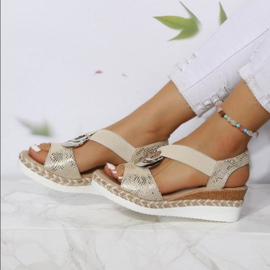 Damen Wedge-Sandalen mit dekorativem Riemen und modischem Anhänger EB