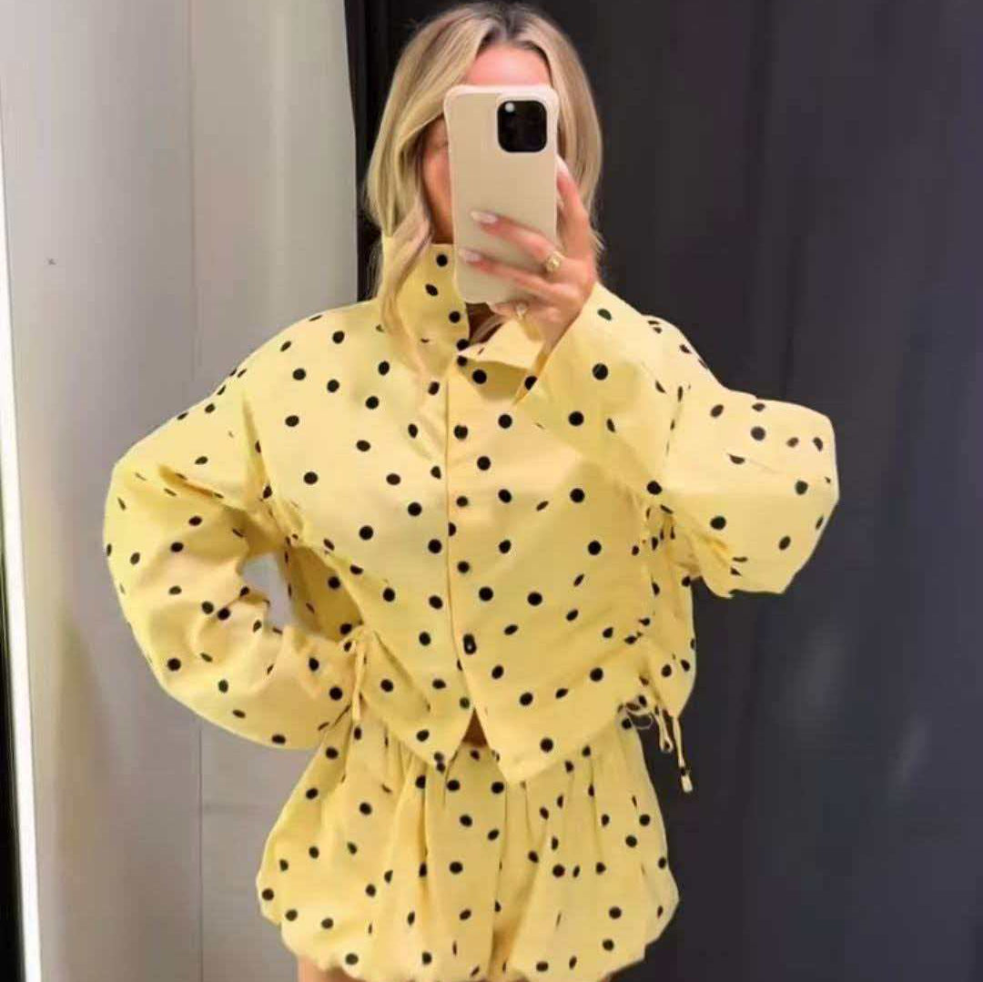 Damen nan kurz geschnittene gepunktete Regenjacke mit Stehkragen, Druckknopfleiste und Kordelzug EB
