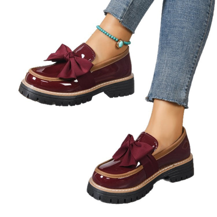 Damen Plateau-Loafer aus Lacklederoptik mit profilierter Gummisohle und Zierschleife EB
