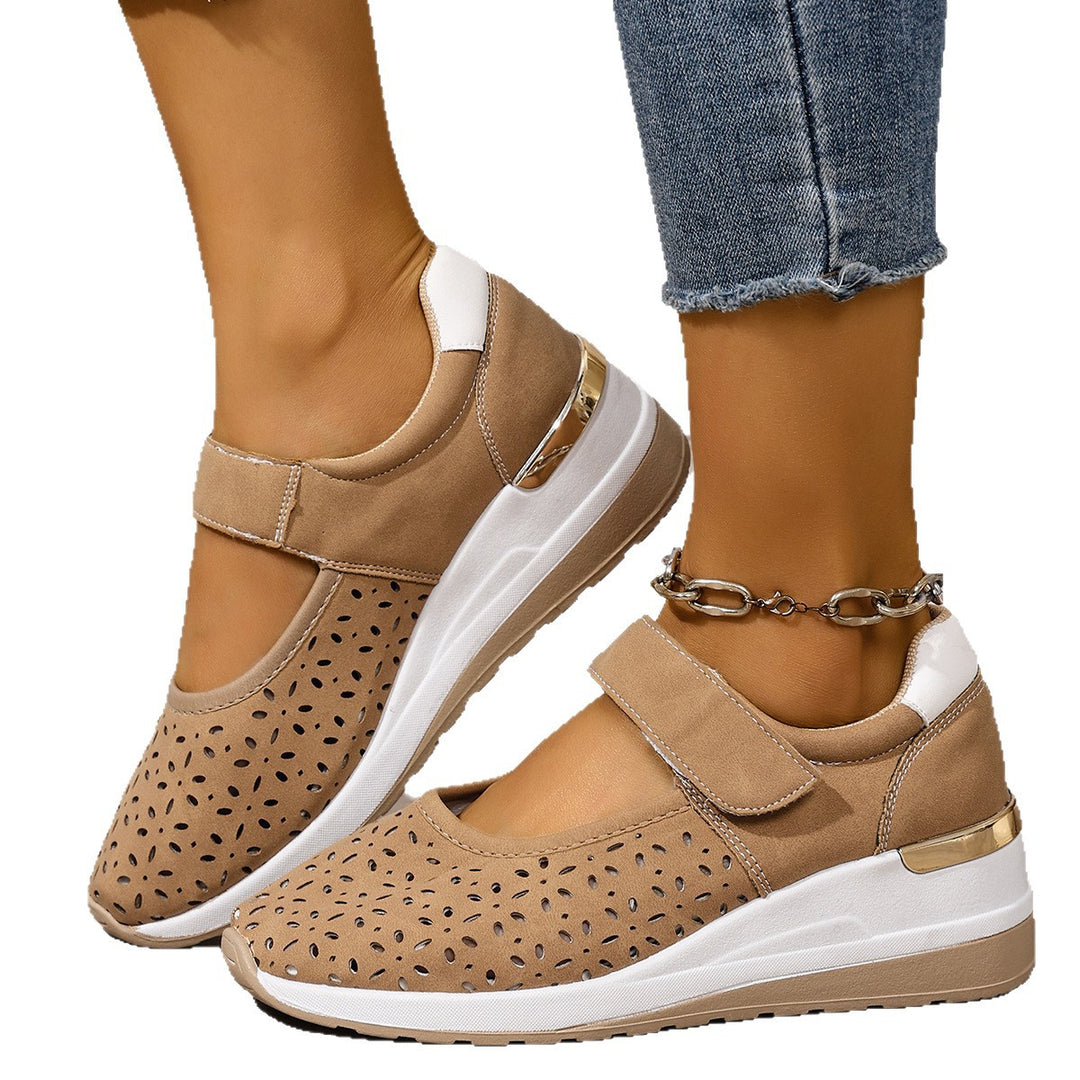 Damen  sportlich-elegante Mary-Jane Keilslipper mit Klettverschluss und perforiertem Obermaterial EB