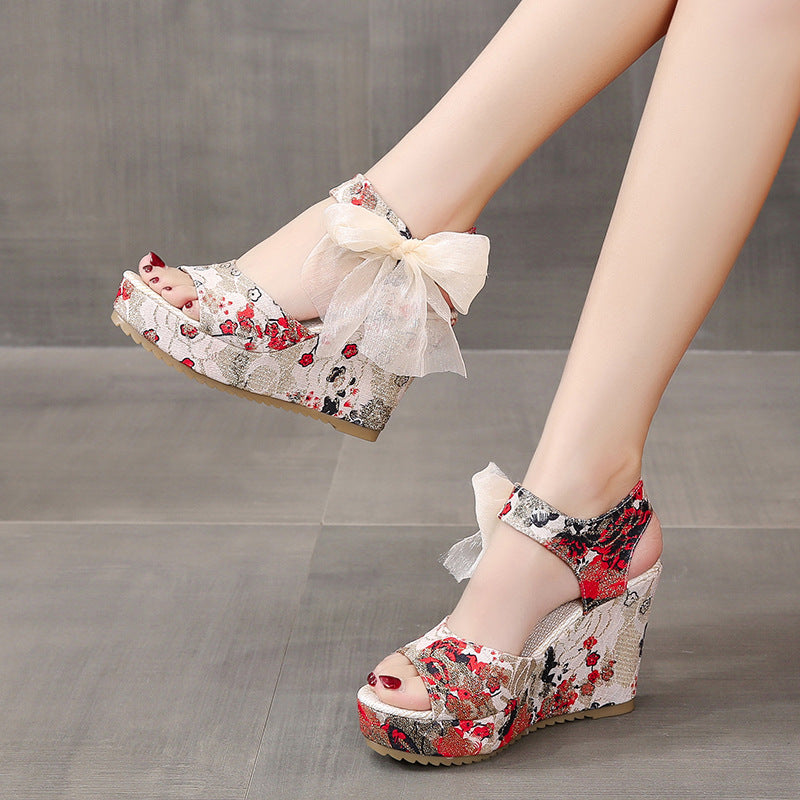 Damen Wedge-Sandaletten mit floralem Design und dekorativem Schleifendetail EB