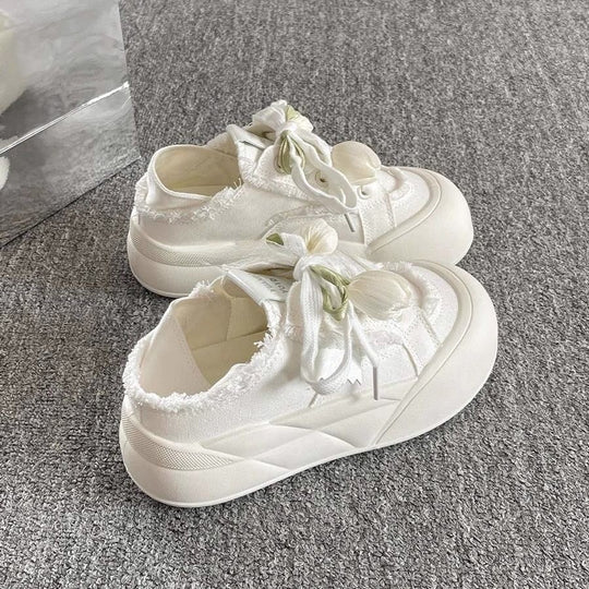 Damen Sneaker mit floralem Schnürsenkel und trendigem Design EB