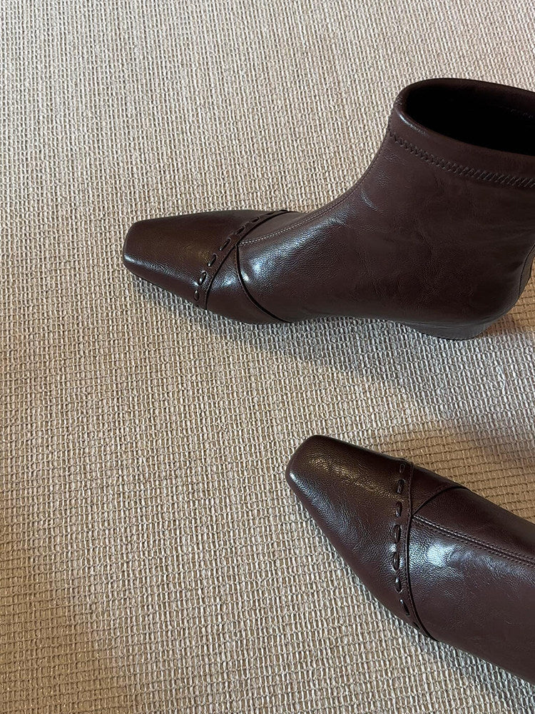 Damen Stiefeletten mit schmalem Schnitt und modischen Nähten EB