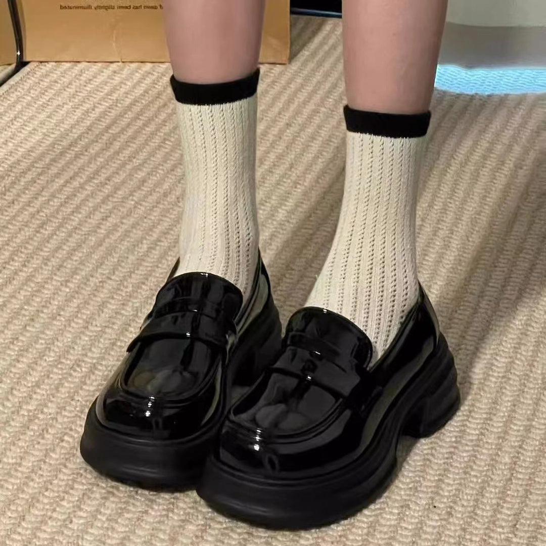 Damen modische Loafers aus glänzendem Material mit breitem Sohlenprofil EB