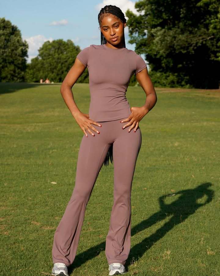 Damen Sportliches Set aus atmungsaktivem Oberteil und weit geschnittenen Leggings EB