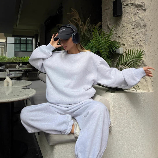 Damen Oversize-Crewneck und High-Waist Tunnelzug-Jogginghose Set aus weichem French-Terry Eichborn Berlin