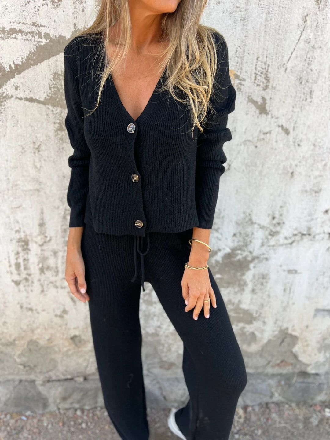 Damen Feinstrick-Cardigan mit tiefem V-Ausschnitt, Zierknöpfen und hochgeschnittener Strickhose mit Tunnelzug Eichborn Berlin