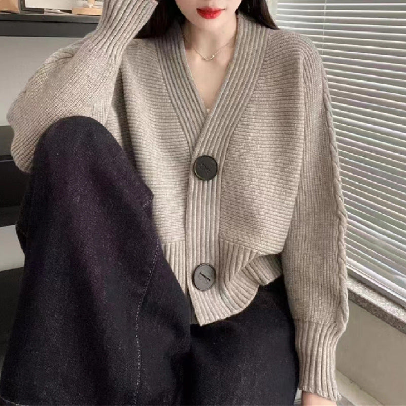 Damen modische Strickjacke mit großen Knöpfen und seitlich offenen Ärmeln EB