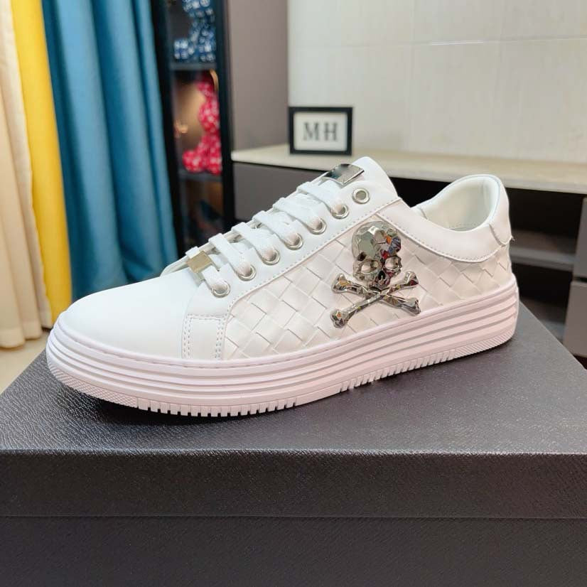 Damen modische Sneakers mit geflochtenem Design und auffälligem Totenkopf-Element EB