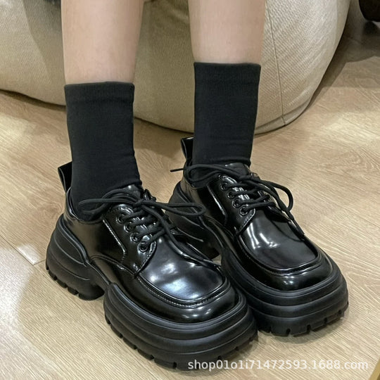 Damen Chunky Schnürschuhe mit robustem Profil und glänzender Oberflächenstruktur EB