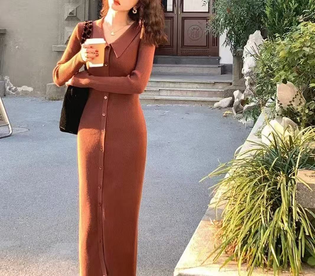 Damen Strickmaxikleid mit Knopfverschluss und modischem Kragen EB