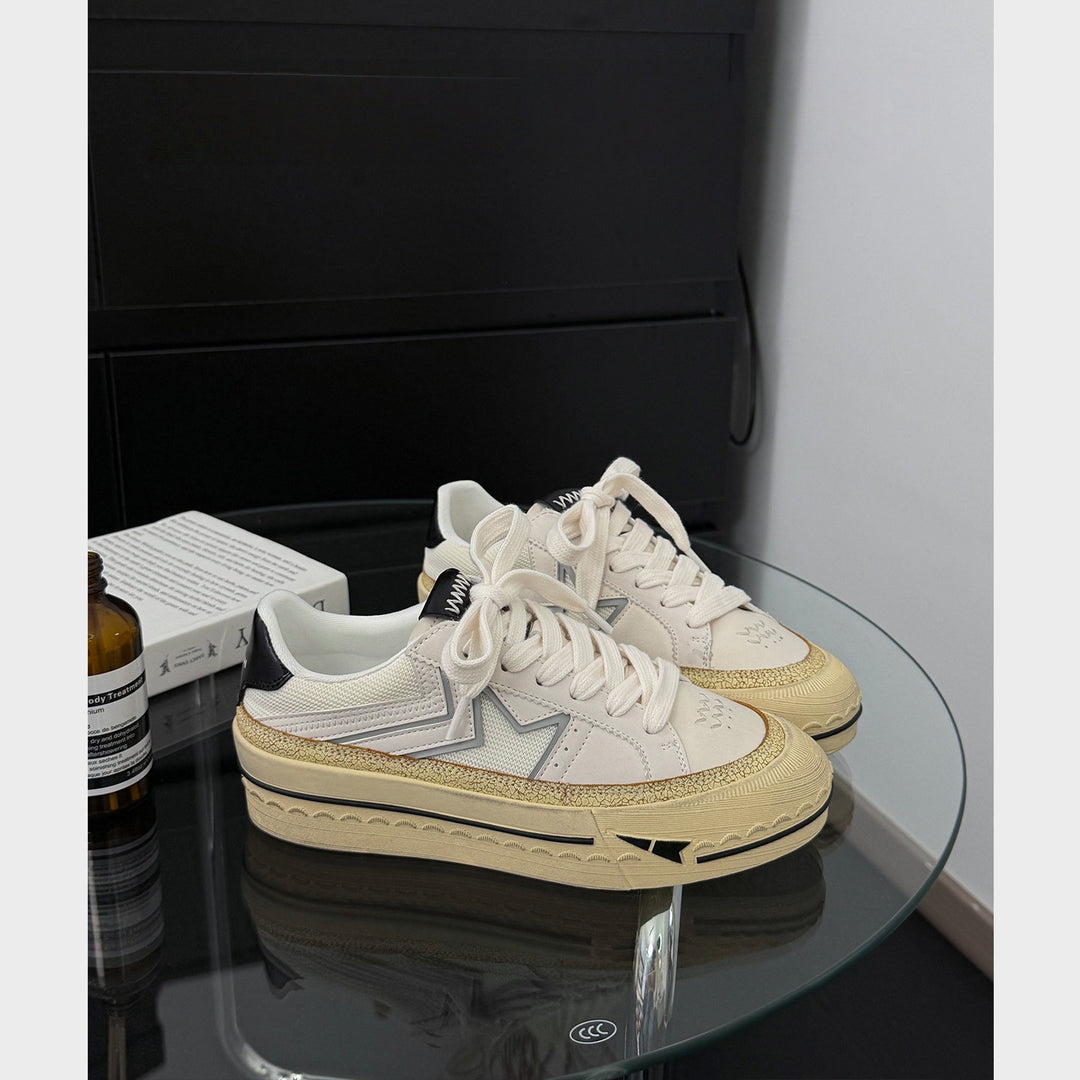 Damen modische Plattform Sneakers mit robustem Obermaterial und glänzendem Akzent EB