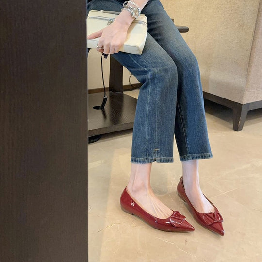 Damen spitze Ballerinas aus glänzendem Lackleder mit elegantem Riemchen EB