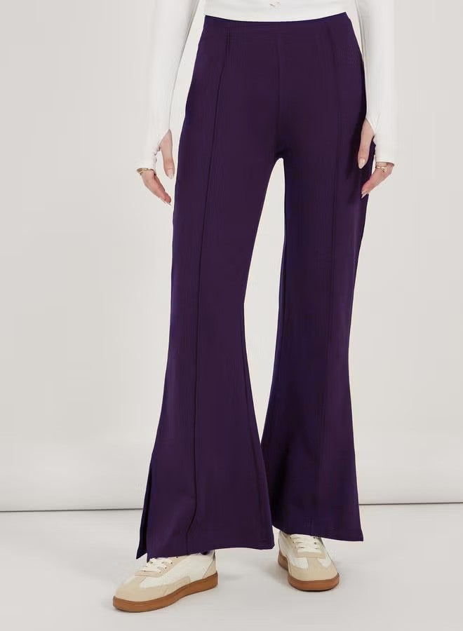 Damen weite Flared-Hose aus strukturiertem Material mit seitlichen Schlitzen EB
