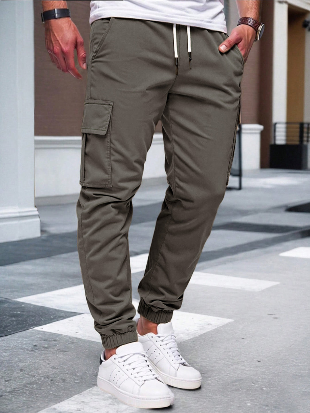 Herren nan tapered Freizeit-Cargohose mit aufgesetzten Klapptaschen, Tunnelzugbund und elastischen Beinabschlüssen EB