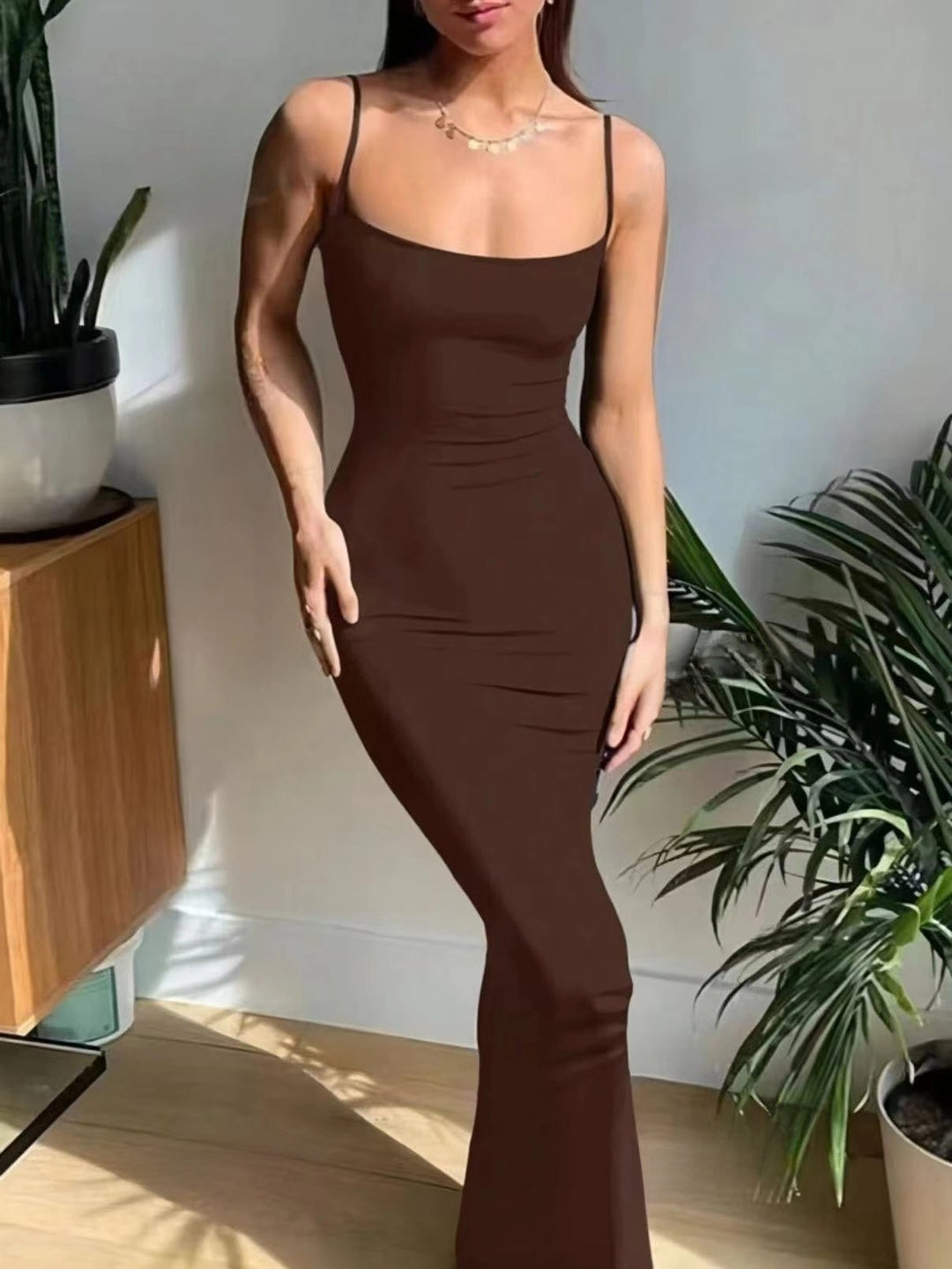 Damen Elegantes Langes Kleid mit schmalem Schnitt und feinen Trägern EB