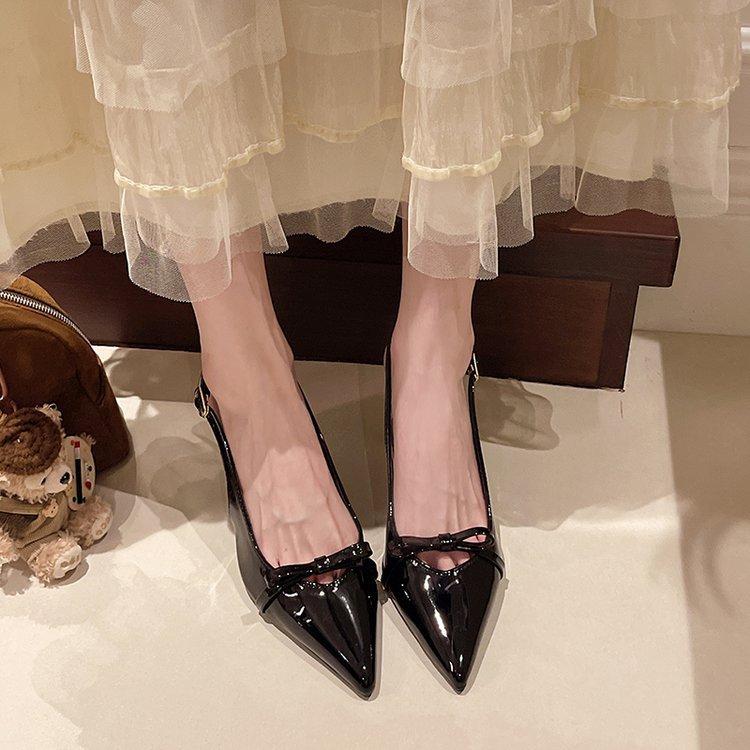 Damen Slingback-Pumps mit spitz zulaufendem Design und glänzender Oberfläche EB