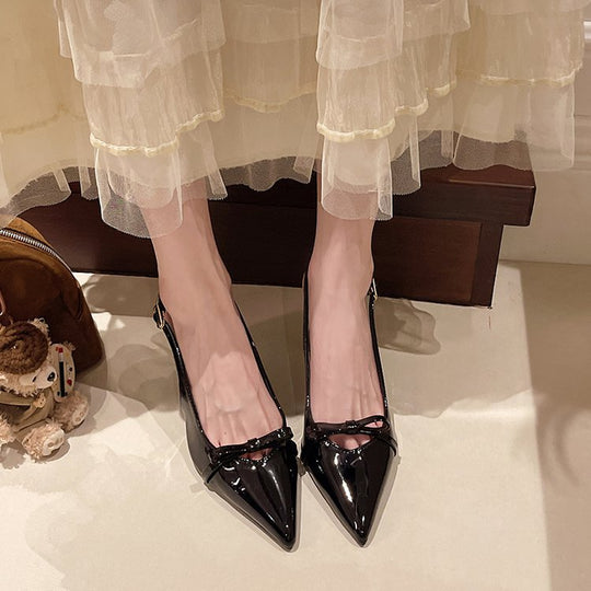 Damen Slingback-Pumps mit spitz zulaufendem Design und glänzender Oberfläche EB
