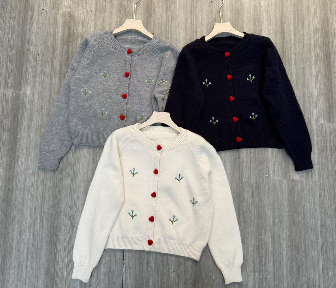 Damen kuscheliger Strickjacke mit Herzen und Blumenstickerei EB