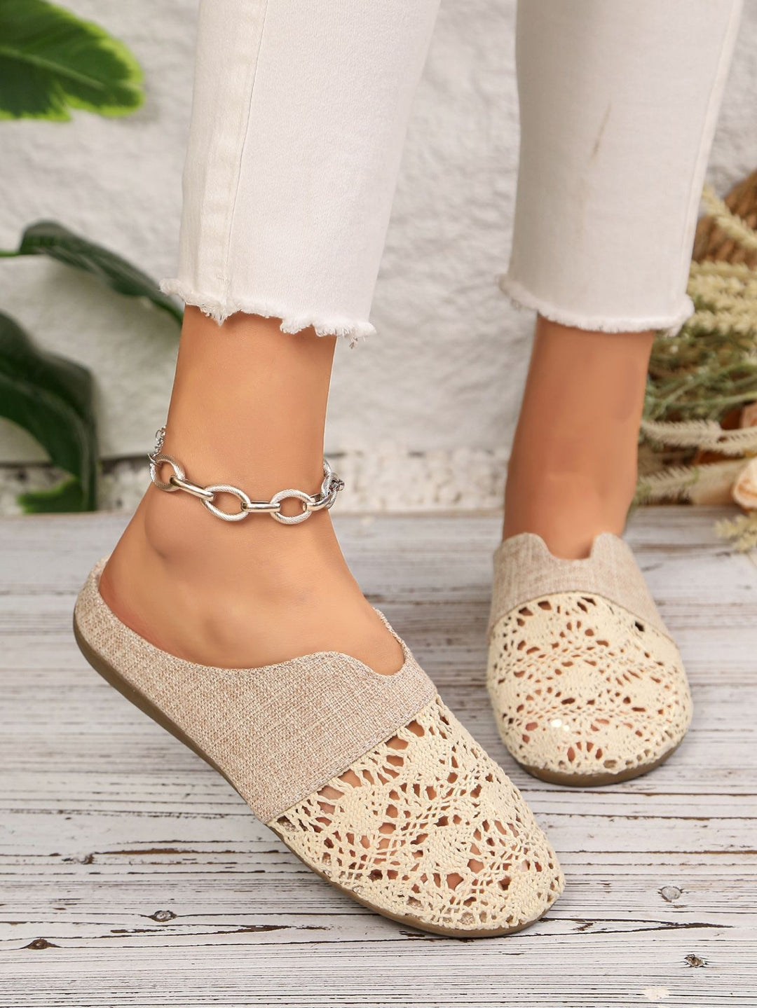 Damen Elegante und bequeme Slipper mit besonderen Häkelverzierungen EB