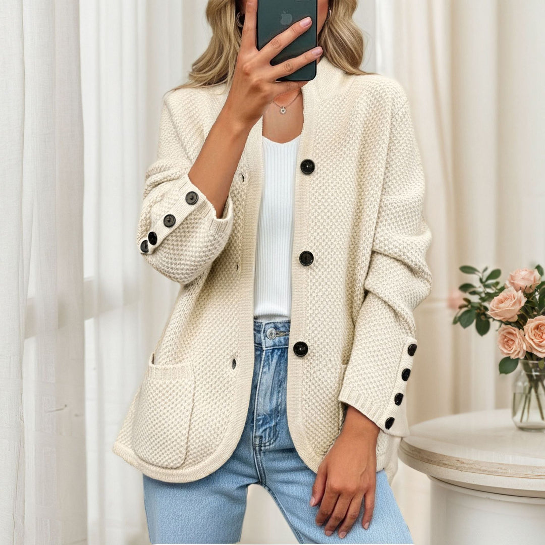 Damen nan strukturierte Oversize-Strickjacke mit dekorativer Ärmel-Knopfleiste und aufgesetzten Tasche EB