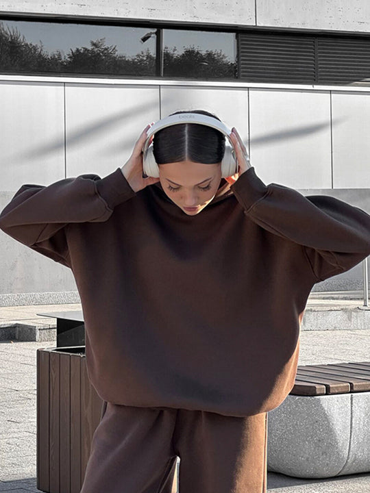 Damen urbanes Oversize-Lounge-Set mit Kapuzenpullover, locker geschnittener High-Waist-Jogginghose und passender Mütze Eichborn Berlin