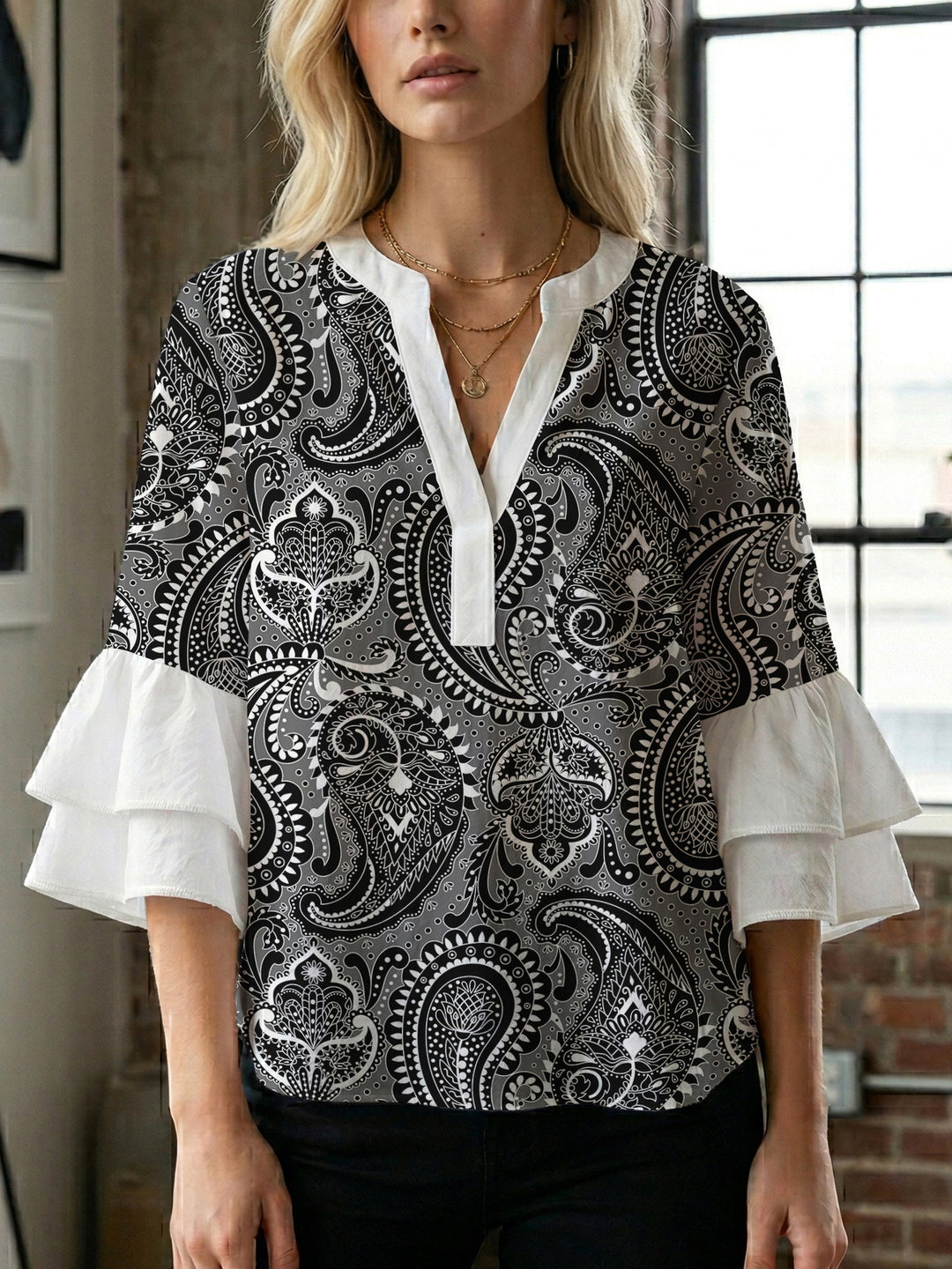Damen Bluse mit voluminösen Flügelärmel und intensivem Blattmuster EB