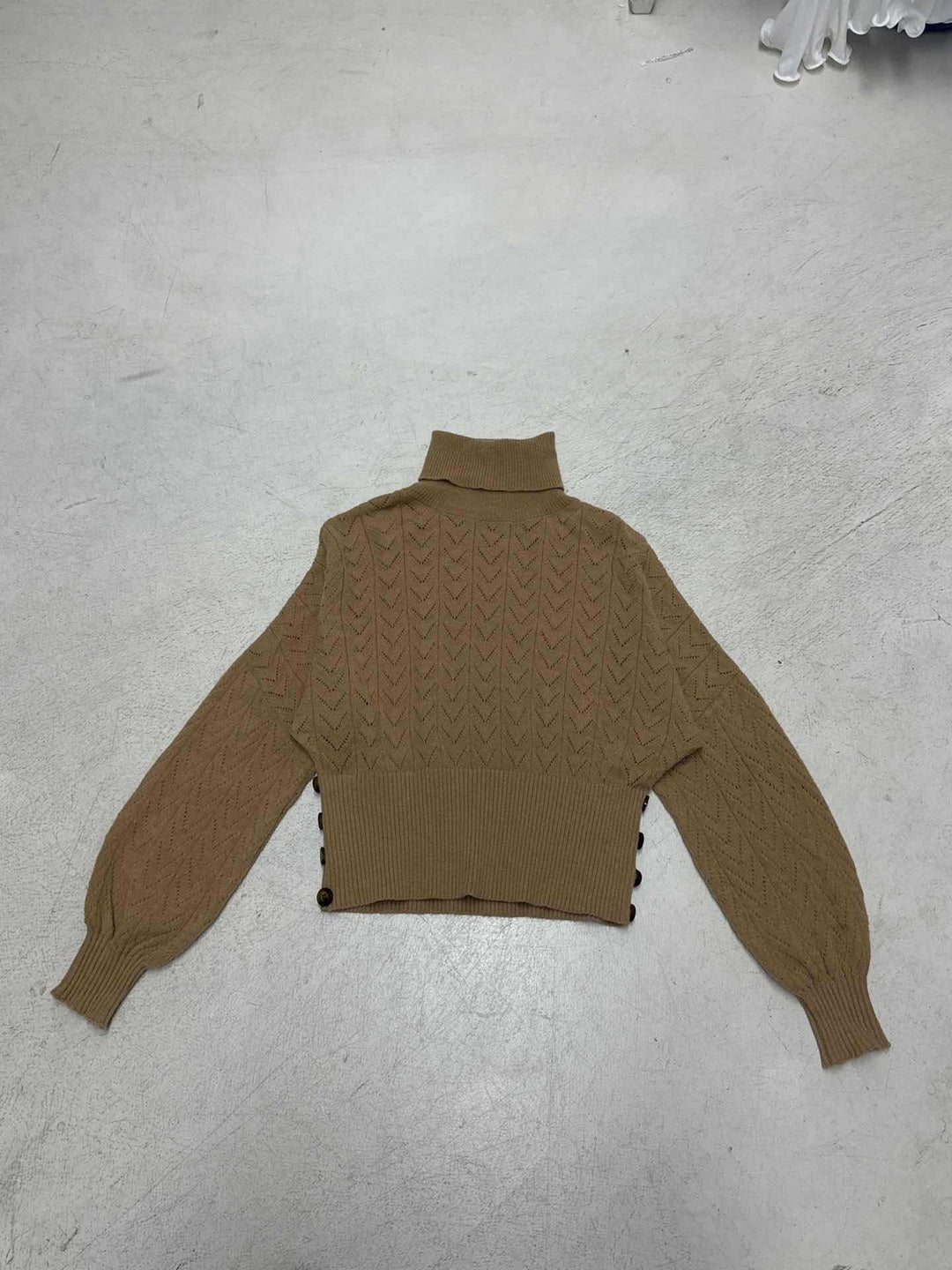 Damen nan kurzes Strick-Turtleneck mit Zierknopfleiste und Ballonärmeln EB