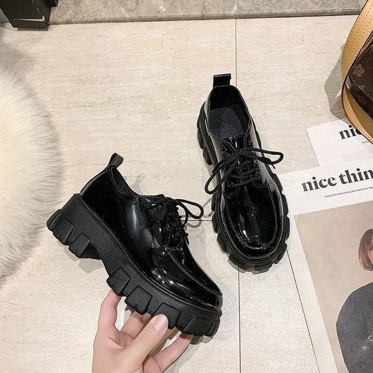 Damen Plateau-Schnürschuhe mit glanzvollem Obermaterial und komfortabler Sohle EB