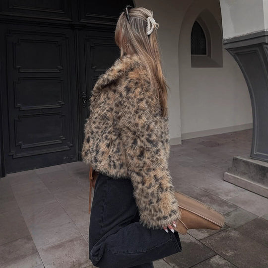Damen Kurze Felljacke mit Leopardenmuster EB