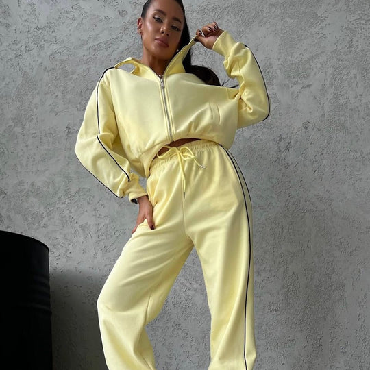Damen lässiges Sweatset mit Stehkragen Reißverschluss gekürzter Jacke und hochtaillierter Schlaghose Eichborn Berlin