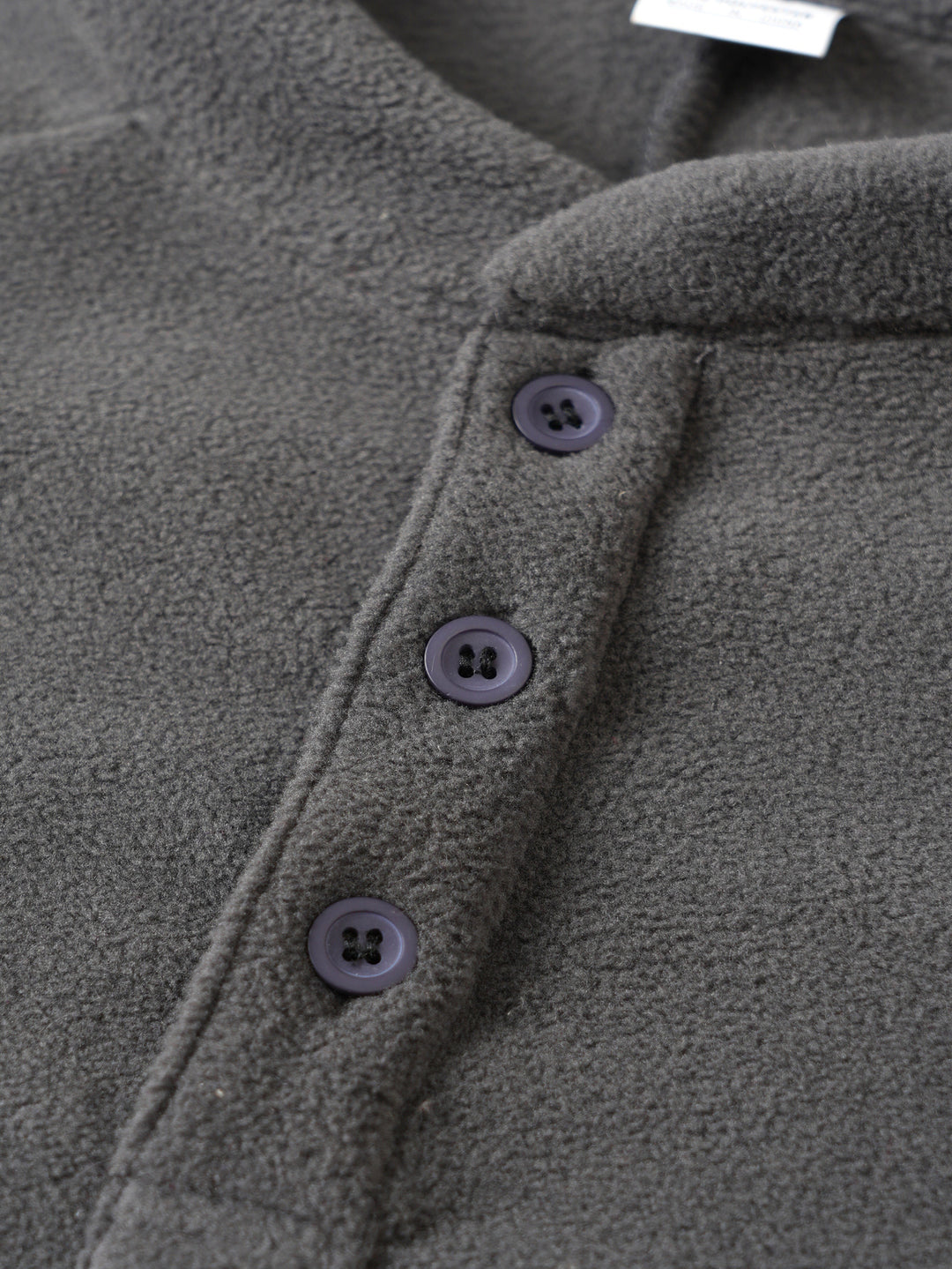 Herren Fleece-Pullover mit modischem Stehkragen und praktischen Knopfdetails EB