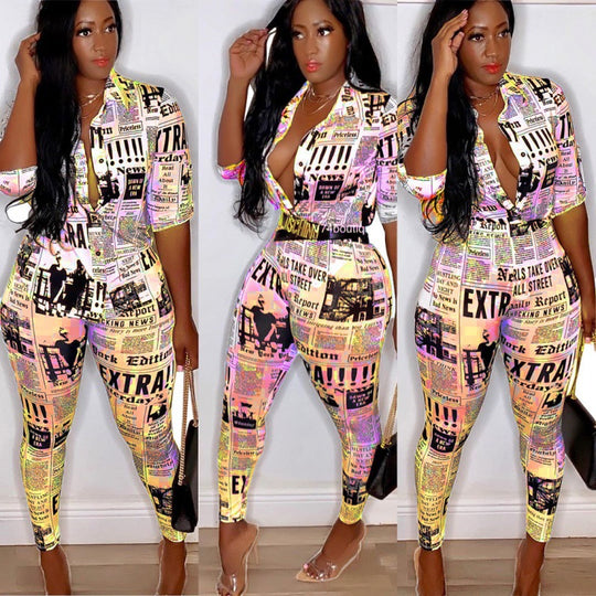 Damen figurbetonter Jumpsuit mit Zeitungsprint und tailliertem Hemdkragen EB