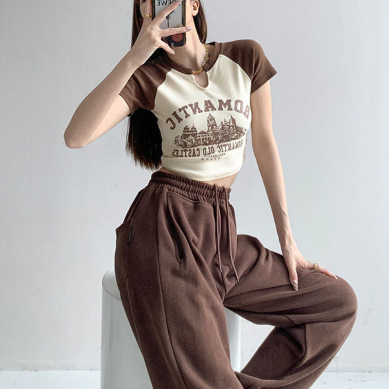 Damen cropped T-Shirt mit einzigartigem Ausschnitt und fröhlichem Grafikdesign EB