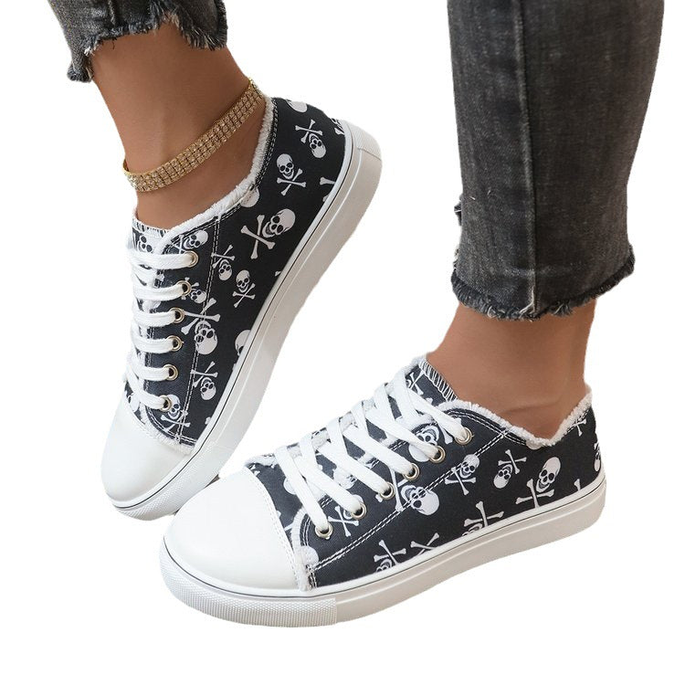 Damen lässiger Plateausneaker mit Totenkopf-Print, fransigem Canvasrand und verstärkter Zehenkappe EB