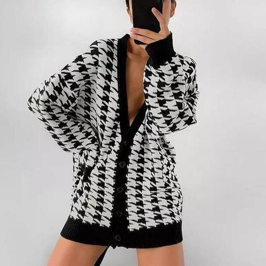 Damen Strickjacke mit modischem Karomuster und tiefem V-Ausschnitt EB