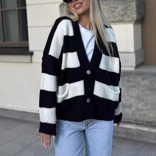 Damen kuschelige Strickjacke mit auffälligem Streifenmuster und praktischen Taschen EB