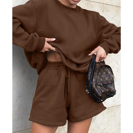 Damen Sportlicher Layering-Look mit Oversized-Sweatshirt und Shorts EB