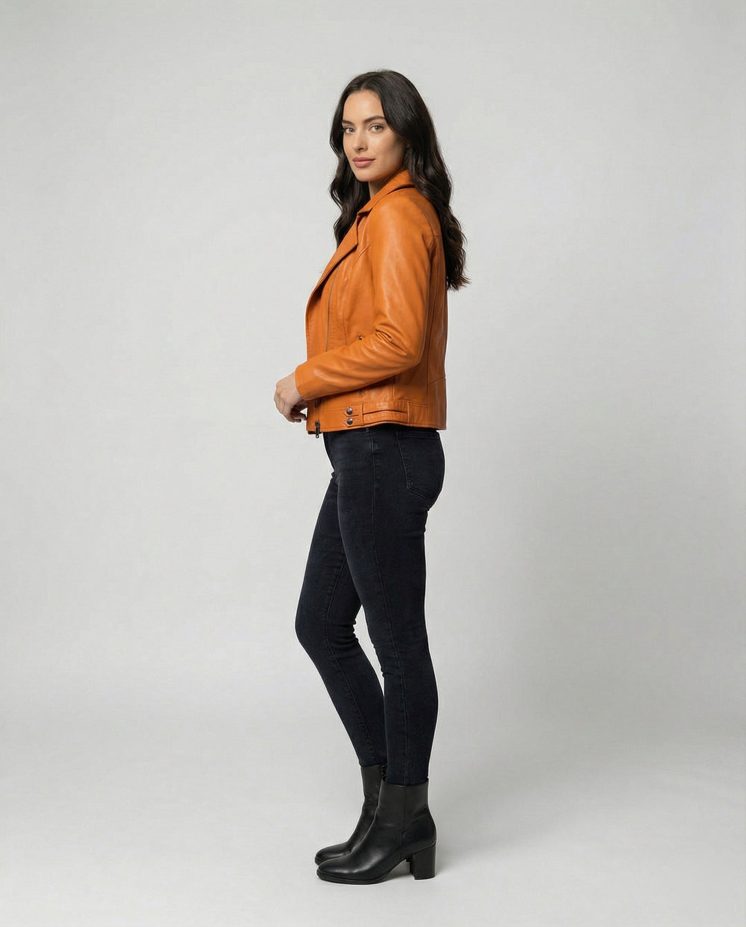 Damen Kunstleder-Bikerjacke mit asymmetrischem Reißverschluss wattierter Innenfütterung und taillierten Abnähern EB