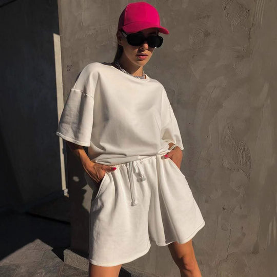 Damen lässiges Freizeitensemble mit oversized T-Shirt und bequemen Shorts EB