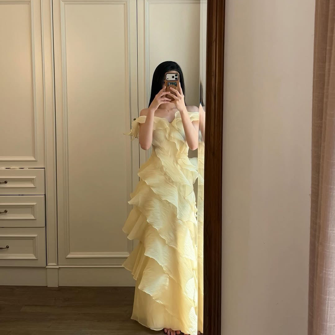 Damen Maxi-Kleid mit elegantem Wasserfall-Rüschendesign und off-shoulder Trägern EB