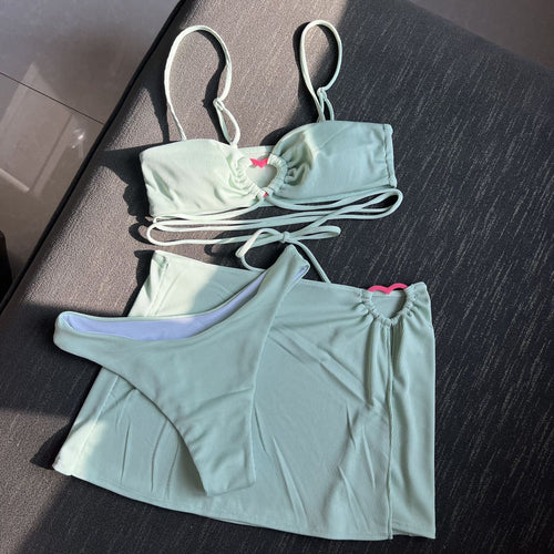 Damen Sportlicher Bikini mit Bandeau-Oberteil und lässigem Rock EB