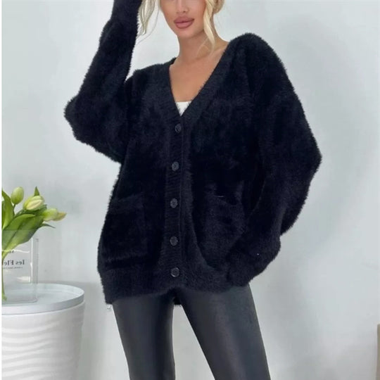 Damen Flauschiger Oversize-Knopfcardigan mit tiefem V‑Ausschnitt und aufgesetzten Taschen EB