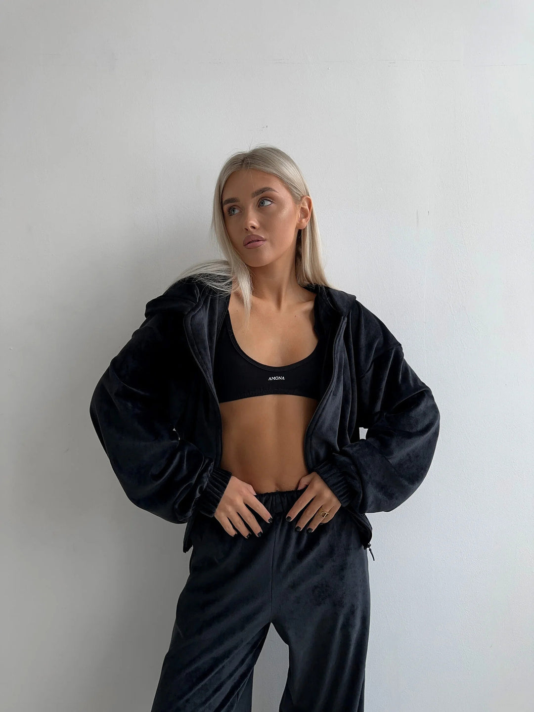 Damen cropped Samt-Zipjacke mit Kapuze und elastischer High-Waist Loungehose EB